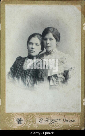 Tambow, Russische Föderation - 29. März 2015 Vintage Foto von zwei Schwester. Foto wurde am Ende des 20. Jahrhunderts. Stockfoto