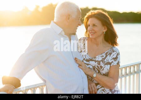 Ältere kaukasischen paar umarmt im freien Stockfoto