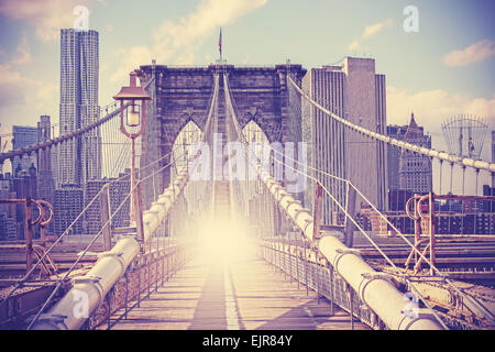 Jahrgang gefiltert Bild der Brooklyn Bridge in New York City. Stockfoto