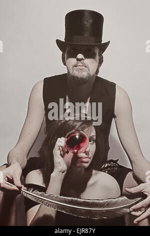 Porträt eines Mannes mit einem Zylinder und einer jungen Frau Stockfoto