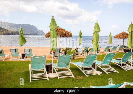 Leere Liegestühle am Strand Stockfoto