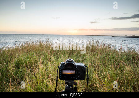 Nahaufnahme der Kamera fotografieren Sonnenuntergang über Meer Horizont Stockfoto