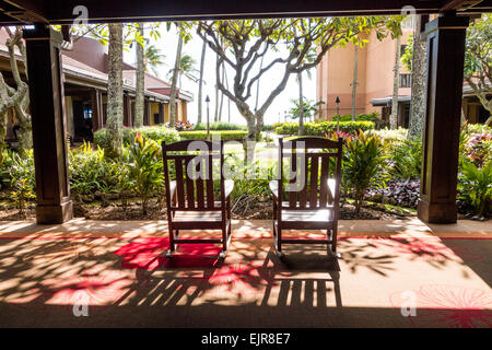 Leeren Schaukelstühle auf Hotel Veranda Stockfoto