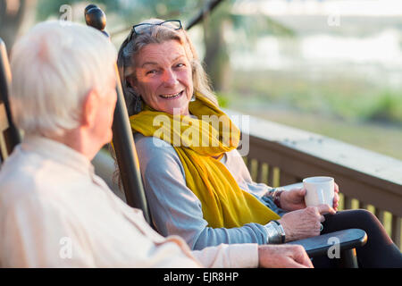 Ältere kaukasischen paar Kaffeetrinken auf Veranda Stockfoto