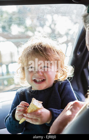 Kaukasische Babyjungen, Eis essen, im Auto Stockfoto