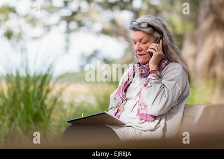 Ältere kaukasischen Frau am Handy im freien Stockfoto