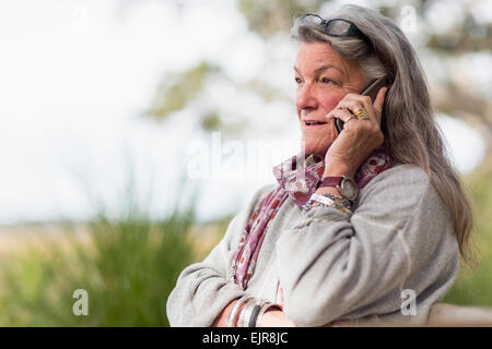 Ältere kaukasischen Frau am Handy im freien Stockfoto