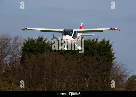 Flight Design CTSW G-CESW im Endanflug auf Netherthorpe Flugplatz landen Stockfoto