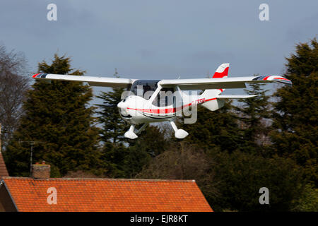 Flight Design CTSW G-CESW im Endanflug auf Netherthorpe Flugplatz landen Stockfoto