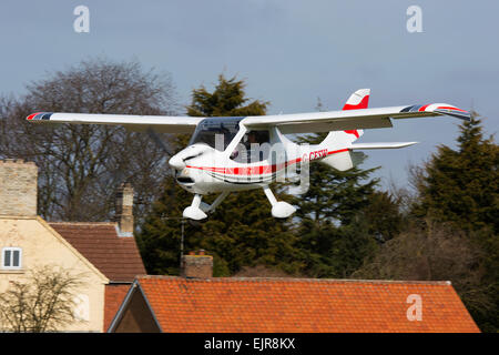 Flight Design CTSW G-CESW im Endanflug auf Netherthorpe Flugplatz landen Stockfoto