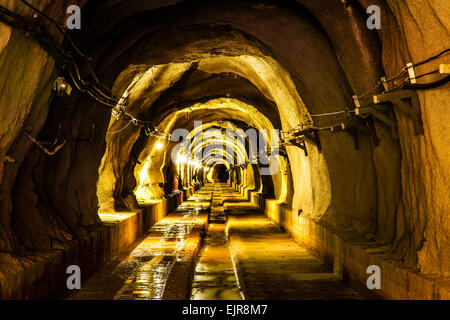 Cave Tunnel Mine lange Weg mit Licht Stockfoto