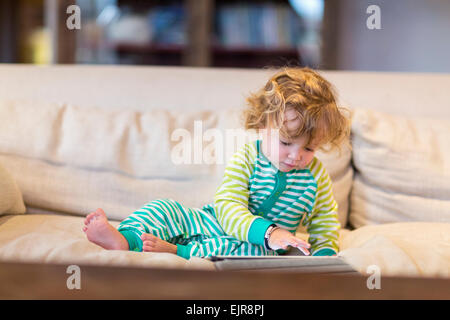 Kaukasische Baby Boy mit digital-Tablette auf sofa Stockfoto