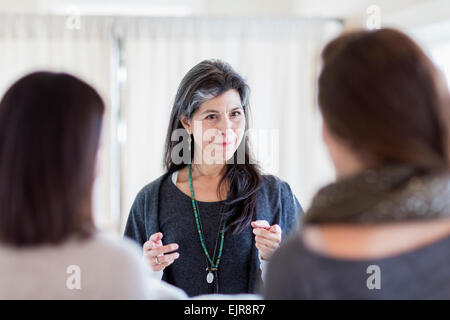 Kleinunternehmer im Gespräch mit Kunden im store Stockfoto