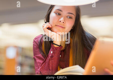 Gemischte Rassen Schüler lesen in der Bibliothek Stockfoto