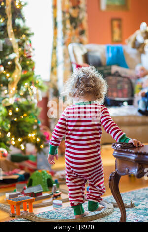 Kaukasischen Jungen spielen mit Spielzeug in der Nähe von Christmas tree Stockfoto