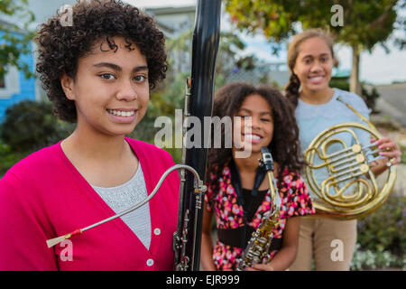 Pacific Islander Mädchen hält Musikinstrumente Stockfoto