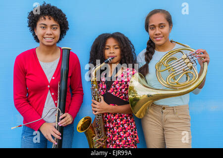 Pacific Islander Mädchen hält Musikinstrumente Stockfoto