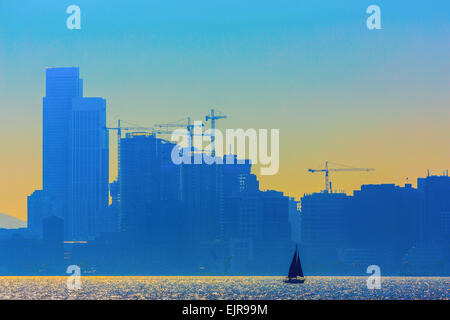 Silhouette der Skyline von San Francisco über Ozean, Kalifornien, Vereinigte Staaten Stockfoto