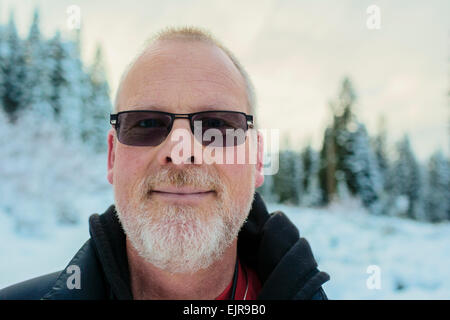 Kaukasischen Mann in schneebedecktes Feld Stockfoto
