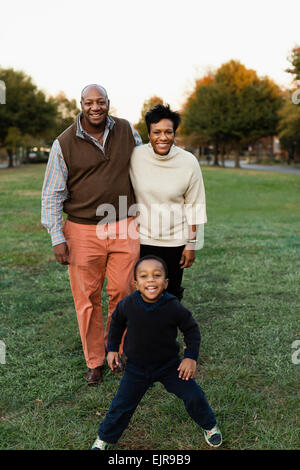 Afroamerikanische Familie lächelnd in park Stockfoto