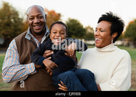 Afroamerikanische Familie spielen im park Stockfoto