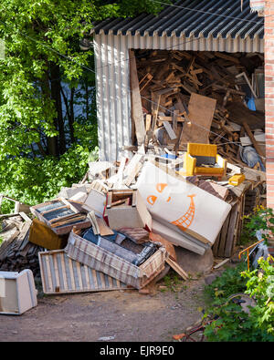 Lustige defekte Möbel Müll Haufen Stockfoto