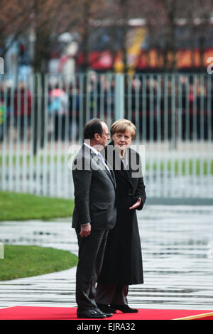Berlin, Deutschland. 31. März 2015. German chancellor Angela Merkel (R) und der französische Präsident Francois Hollande teilnehmen eine Willkommenszeremonie am Kanzleramt in Berlin, Deutschland, am 31. März 2015. Bildnachweis: Zhang Fan/Xinhua/Alamy Live-Nachrichten Stockfoto