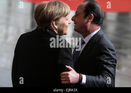 Berlin, Deutschland. 31. März 2015. Deutsche Bundeskanzlerin Angela Merkel (L) und der französische Präsident Francois Hollande teilnehmen eine Willkommenszeremonie am Kanzleramt in Berlin, Deutschland, am 31. März 2015. Bildnachweis: Zhang Fan/Xinhua/Alamy Live-Nachrichten Stockfoto