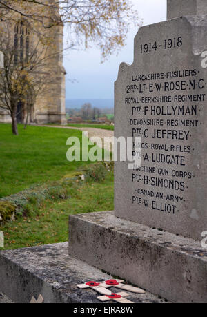 Das Kriegerdenkmal auf dem Friedhof der Pfarrkirche SS Peter und Paul in Henry, Buckinghamshire, England Stockfoto