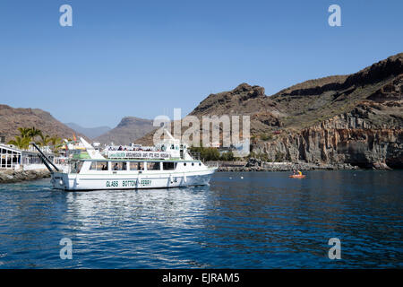 Ein Glasboden Fähre Segeln vom Hafen von Puerto de Mogan, Gran Canaria, Spanien Stockfoto