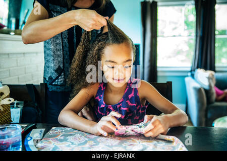 Nahaufnahme von Mutter Tochter Haare flechten Stockfoto