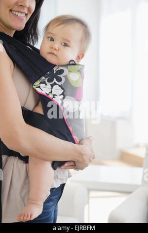 Mischlinge Mutter mit Baby im Tragetuch Stockfoto