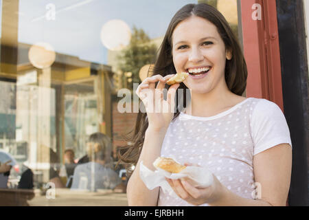 Kaukasische Frau Essen außerhalb café Stockfoto