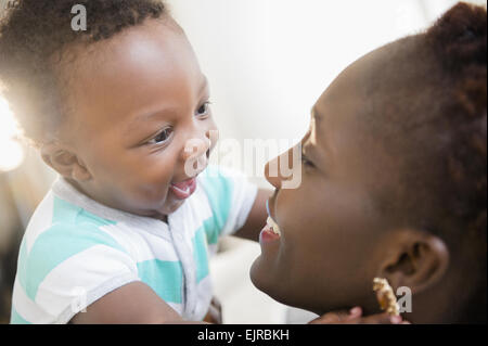 Nahaufnahme von schwarzen Mutter und Sohn lächelnd Stockfoto