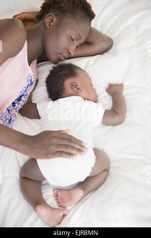 Schwarzen Mutter und Sohn im Bett schlafen Stockfoto