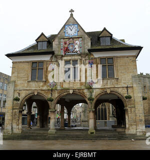 Die Guildhall (aka Butter Kreuz) in Peterborough, Großbritannien. Gebäude aus dem 17. Jahrhundert steht am Domplatz. Stockfoto