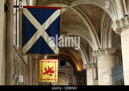 Schottische Fahnen an der Kathedrale in Peterborough, Großbritannien. Stockfoto