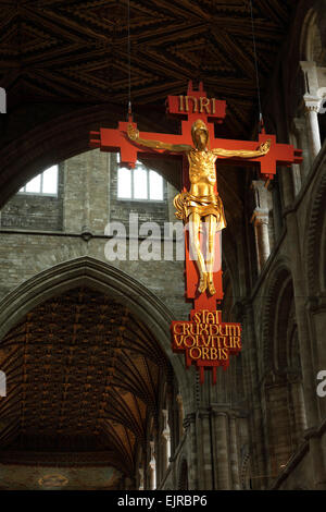 Das hängende Kreuz in Peterborough Kathedrale, England. Die vergoldete Skulptur stammt aus dem Jahr 1975. Stockfoto