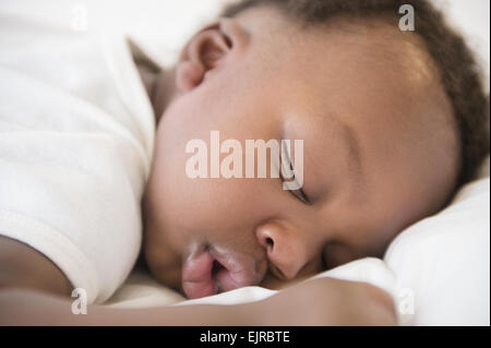 Nahaufnahme von schwarzes Babyjungen schlafen auf Bett Stockfoto