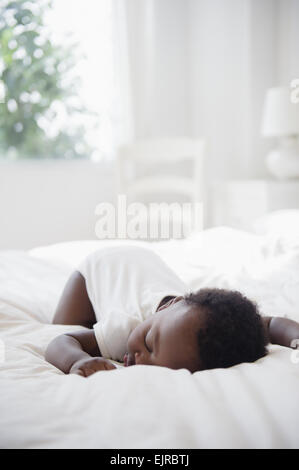 Schwarzes Baby schläft auf Bett Stockfoto
