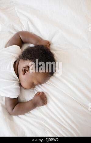 Draufsicht des schwarzen Jungen schlafen auf Bett Stockfoto