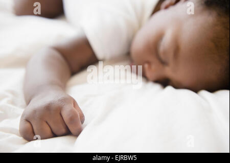 Nahaufnahme von schwarzes Babyjungen schlafen auf Bett Stockfoto
