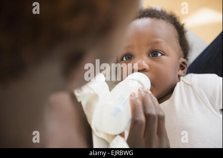 Nahaufnahme von schwarzen Mutter füttert Baby boy Stockfoto