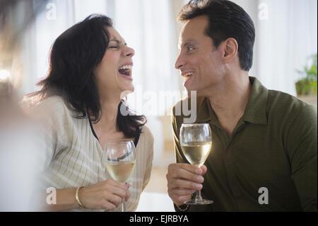 Paar, lachen und trinken Weißwein Stockfoto