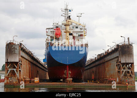 Schwimmende Trockendock mit blauen industrielle Tanker Schiff unter Reparatur innen, Frontalansicht Stockfoto