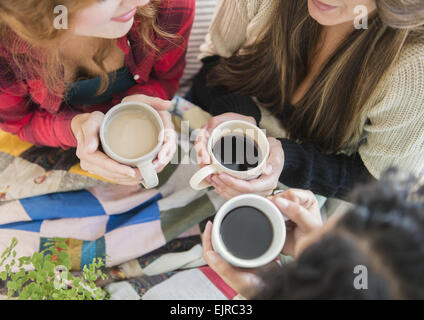 Erhöhte Ansicht von Frauen Kaffee trinken Stockfoto
