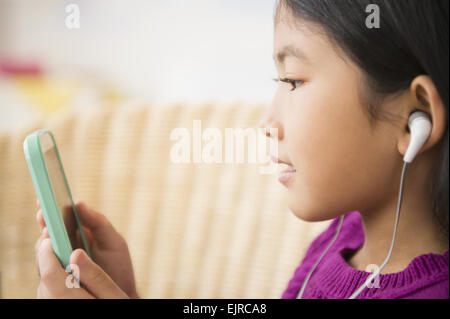 Nahaufnahme von vietnamesischen Mädchen anhören von MP3-player Stockfoto