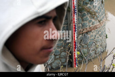 Srinagar, indische verabreicht Kaschmir. 31. März 2015.  Kashmiri sehen die Aussicht auf Fluss Jehlum, nachdem das Wasser begann Rückzug in der Nähe von Amirakadal Brücke in Srinagar Credit: Sofi Suhail/Alamy Live News Stockfoto