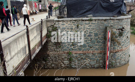 Srinagar, indische verabreicht Kaschmir. 31. März 2015.  Kashmiri sehen die Aussicht auf Fluss Jehlum, nachdem das Wasser begann Rückzug in der Nähe von Amirakadal Brücke in Srinagar Credit: Sofi Suhail/Alamy Live News Stockfoto