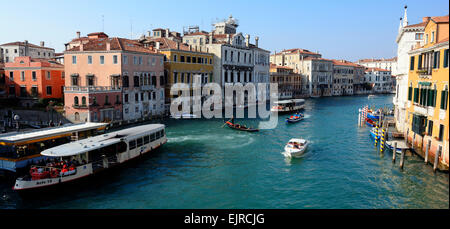 Öffentliche Fähren und Wassertaxis am Canal Grande, Venedig, Italien. Stockfoto